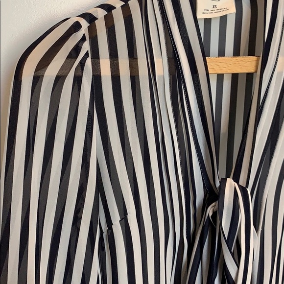 Urban Outfitters 2-pack Tie Front Blouse - Picture 14 of 16